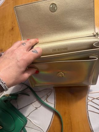 Bolso Love Moschino dorado holográfico