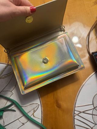 Bolso Love Moschino dorado holográfico