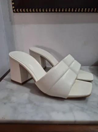 Sandalias de tacón blancas