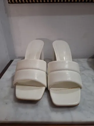 Sandalias de tacón blancas