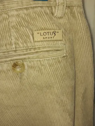 Pantalón de pana Lotus verde.