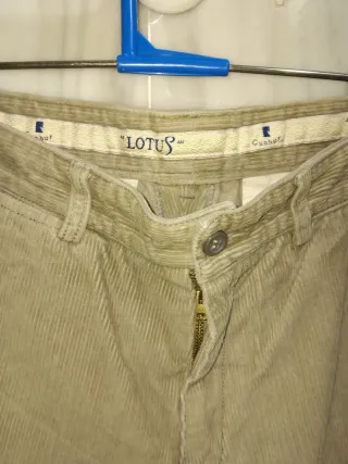 Pantalón de pana Lotus verde.