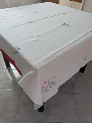 Tovaglia e 6 tovaglioli ricamati a mano