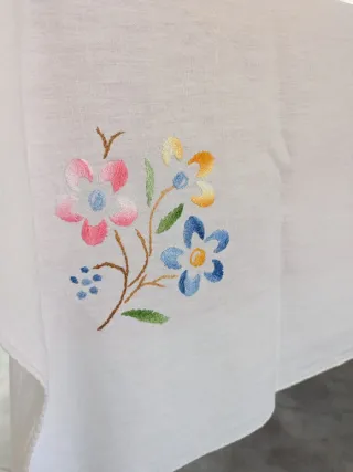 Tovaglia e 6 tovaglioli ricamati a mano
