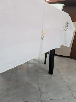 Tovaglia e 6 tovaglioli ricamati a mano