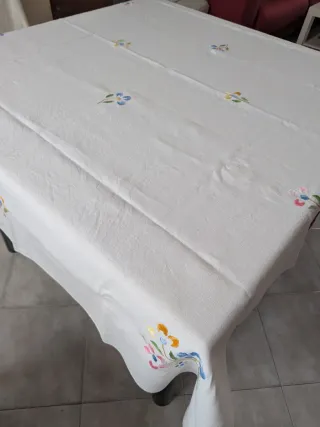 Tovaglia e 6 tovaglioli ricamati a mano