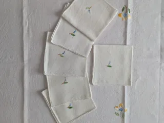 Tovaglia e 6 tovaglioli ricamati a mano