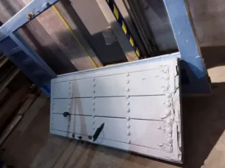 Puerta de madera con tachuelas y puerta de servico