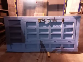 Puerta de madera con tachuelas y puerta de servico