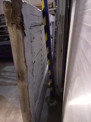 Puerta de madera con tachuelas y puerta de servico