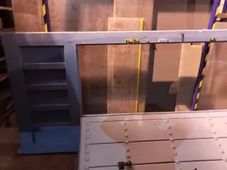 Puerta de madera con tachuelas y puerta de servico