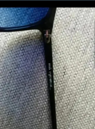 Gafas de sol negras y azules