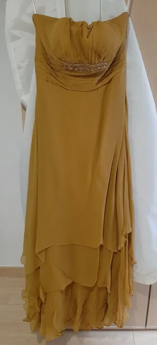 Vestido de fiesta dorado con pedrería