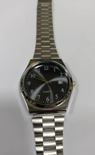 Reloj de pulsera plateado y negro