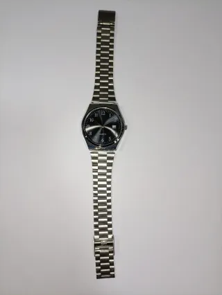 Reloj de pulsera plateado y negro