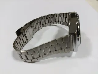 Reloj de pulsera plateado y negro