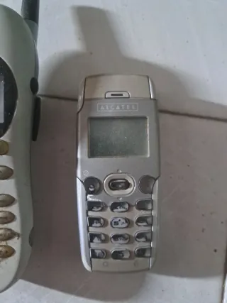 Lote 2 Móviles Antiguos Motorola y Alcatel