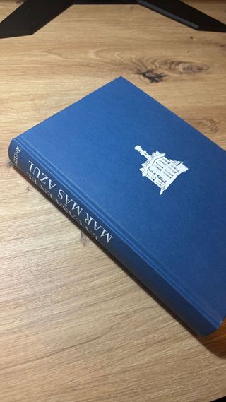 La casa en el mar más azul