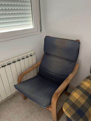 Sillón individual de madera con cojín azul