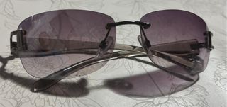 Gafas de sol moradas y plateadas