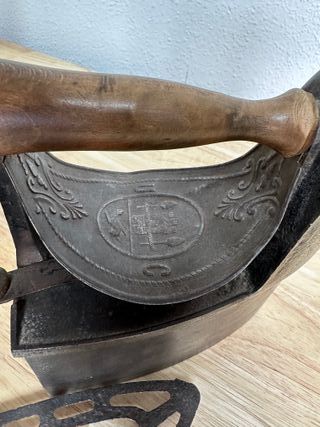 Plancha antigua de hierro macizo con base