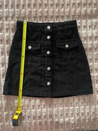 Falda de pana negra de Stradivarius talla 36
