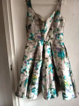 Vestido de fiesta estampado.
