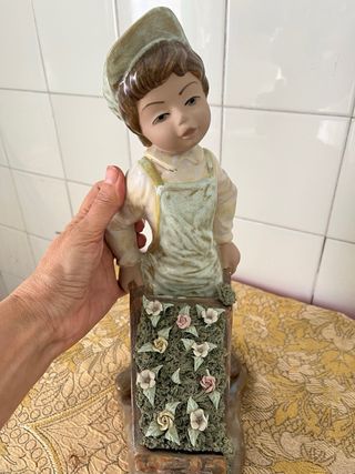 Figura de porcelana niño con carretilla