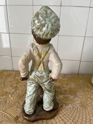 Figura de porcelana niño con carretilla
