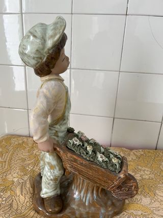 Figura de porcelana niño con carretilla