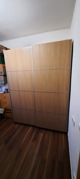 Armario de madera color marrón claro