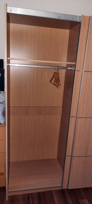 Armario de madera color marrón claro