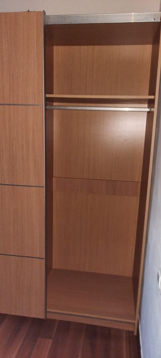 Armario de madera color marrón claro