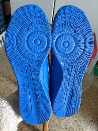 Botas de fútbol Puma azules y rojas