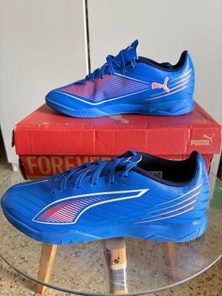 Botas de fútbol Puma azules y rojas