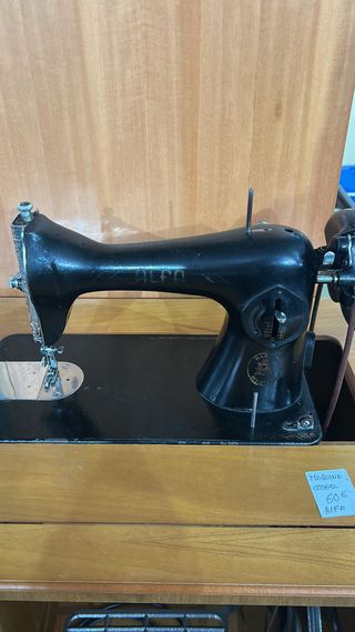 Máquina de coser Alfa antigua