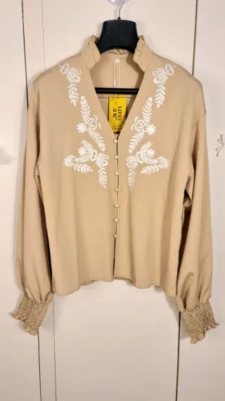 Camicia beige con ricami bianchi