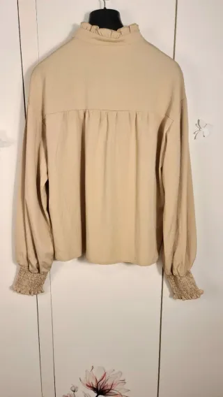 Camicia beige con ricami bianchi