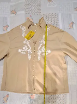 Camicia beige con ricami bianchi