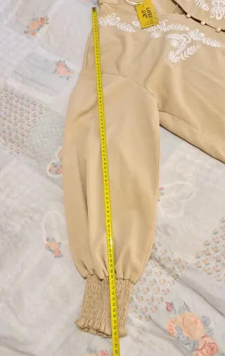 Camicia beige con ricami bianchi