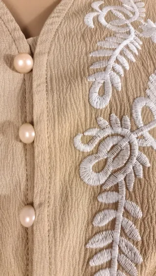 Camicia beige con ricami bianchi