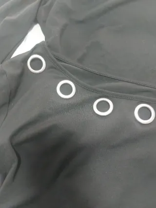 Camisetas negras con ojales