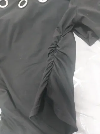 Camisetas negras con ojales