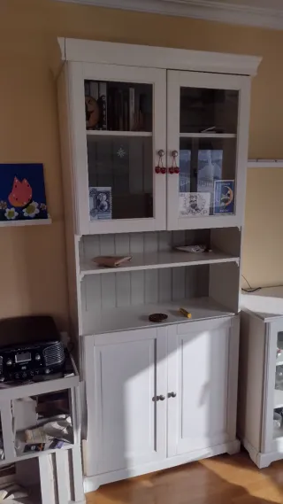 Estantería blanca con puertas de cristal