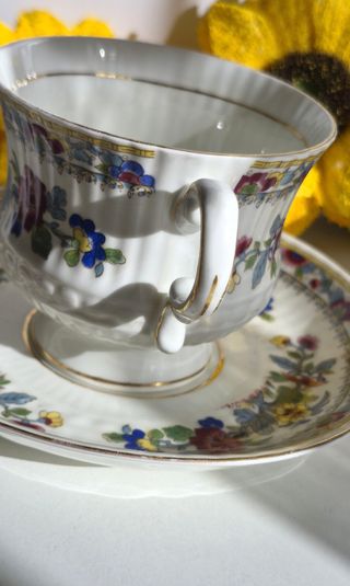 Taza y platillo de porcelana floral