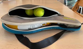 Raqueta de pádel Artengo con funda y pelotas