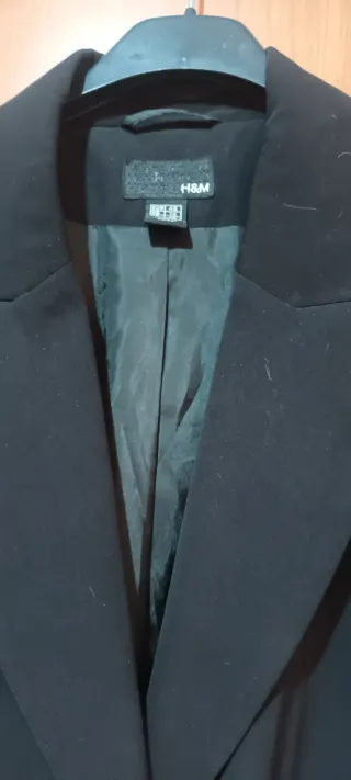 Traje chaqueta larga negro con abalorios