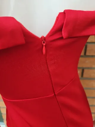 Vestido de fiesta rojo con flor