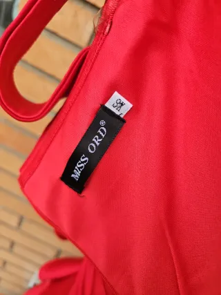 Vestido de fiesta rojo con flor