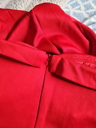 Vestido de fiesta rojo con flor